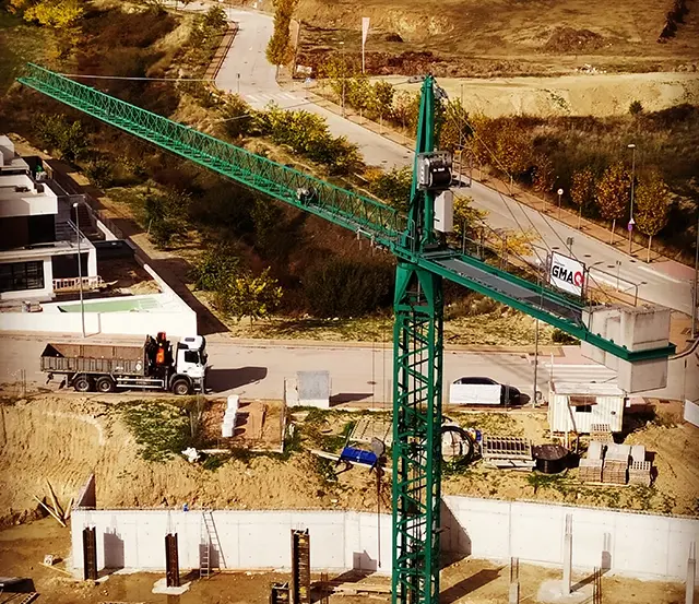 Tecnico del servicio de alquiler de grúas torre